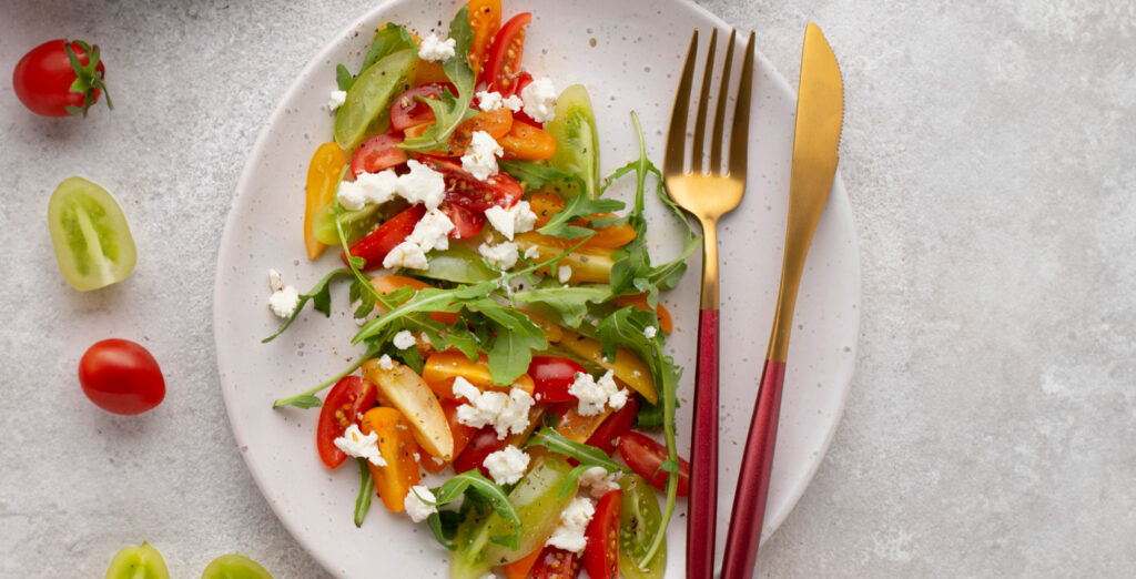 Un plato de ensalada de Granja Primavera